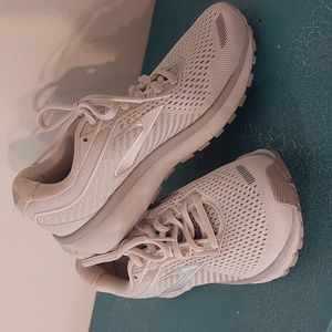 Brooks sneakers size 6.5 white